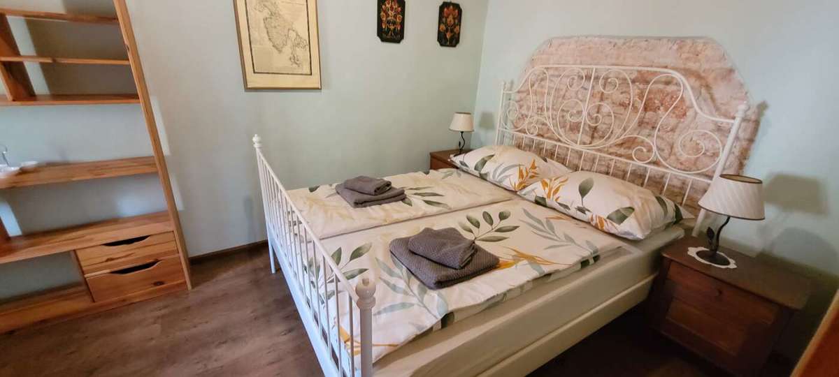 Tenuta con due case in pietra e piscina